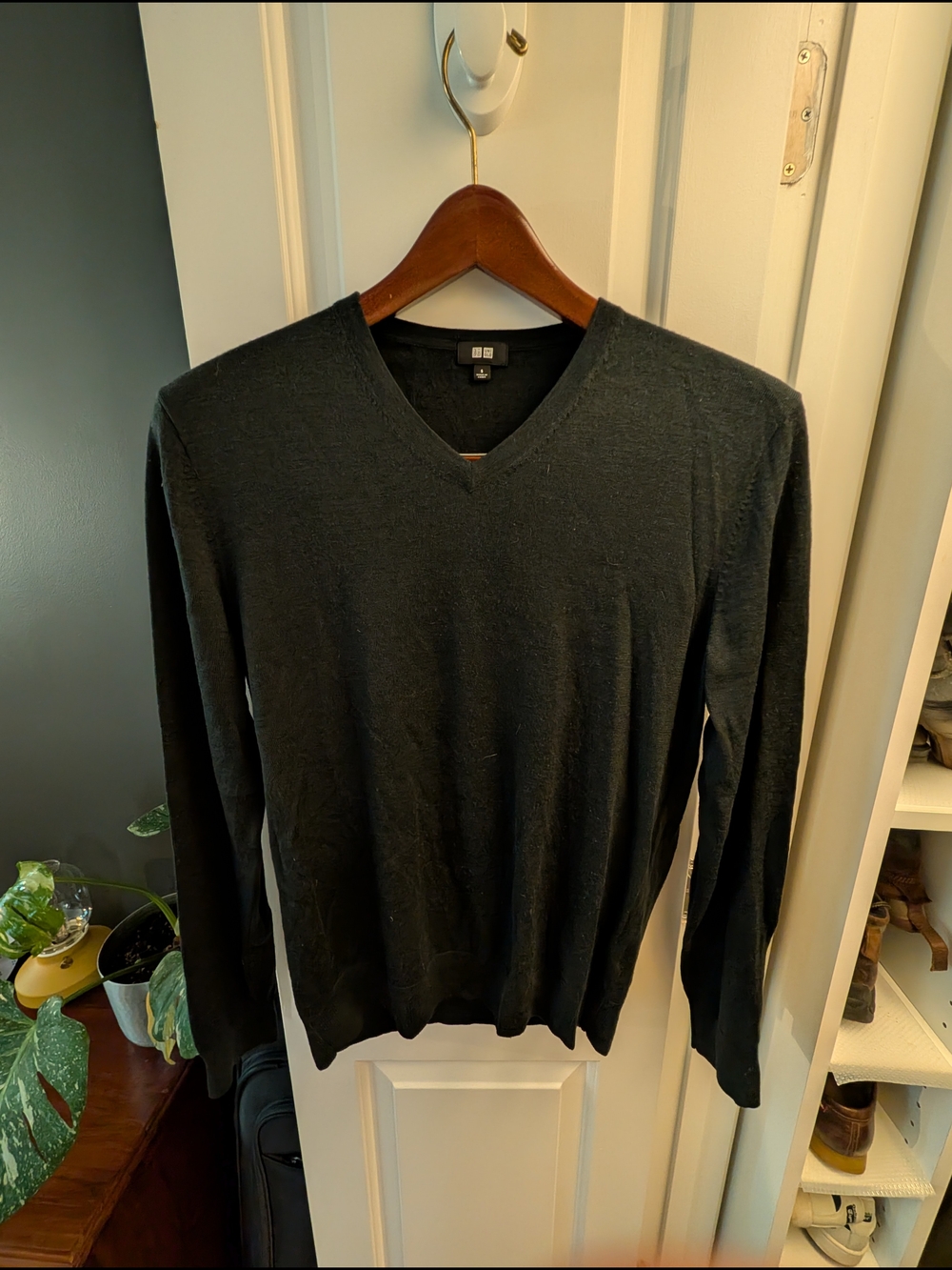 Uniqlo Men’s V-Neck Sweater - Black